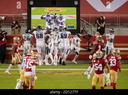 Santa Clara, CA, USA. Okt. 2020. Die Philadelphia Eagles feiern einen Touchdown im vierten Quartal gegen die San Francisco 49ers im Levi's Stadium am Sonntag, 4. Oktober 2020 in Santa Clara. Quelle: Paul Kitagaki Jr./ZUMA Wire/Alamy Live News Stockfoto