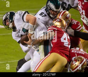 Santa Clara, CA, USA. Okt. 2020. San Francisco 49ers Linebacker Jonas Griffith (47) säckt Philadelphia Eagles Quarterback Carson Wentz (11) im vierten Quartal im Levi's Stadium am Sonntag, 4. Oktober 2020 in Santa Clara. Quelle: Paul Kitagaki Jr./ZUMA Wire/Alamy Live News Stockfoto