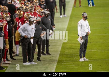 Santa Clara, CA, USA. Okt. 2020. San Francisco 49ers Cheftrainer Kyle Shanahan beobachtet die letzte Fahrt gegen die Philadelphia Eagles im Levi's Stadium am Sonntag, 4. Oktober 2020 in Santa Clara. Quelle: Paul Kitagaki Jr./ZUMA Wire/Alamy Live News Stockfoto