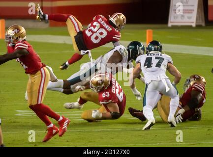 Santa Clara, CA, USA. Okt. 2020. San Francisco 49ers läuft zurück Jerick McKinnon (28) Sprünge über Philadelphia Eagles für yardage im vierten Quartal im Levi's Stadium am Sonntag, 4. Oktober 2020 in Santa Clara. Quelle: Paul Kitagaki Jr./ZUMA Wire/Alamy Live News Stockfoto