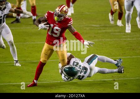 Santa Clara, CA, USA. Okt. 2020. Der San Francisco 49ers Wide Receiver Deebo Samuel (19) wird von Philadelphia Eagles Free Safety Rodney McLeod (23) im vierten Quartal im Levi's Stadium am Sonntag, 4. Oktober 2020 in Santa Clara angetakelt. Quelle: Paul Kitagaki Jr./ZUMA Wire/Alamy Live News Stockfoto