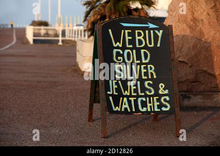 Wir kaufen Goldschild in Hastings, East Sussex, Großbritannien. Stockfoto