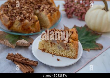 Süße hausgemachte Vanillebirne Kuchen auf einem Tisch Stockfoto