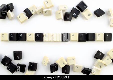 Computer und Computertechnologien in den Industrien und den Bereichen der menschlichen Tätigkeit - Konzept. Kommunikation. Auf einem weißen Hintergrund von den verstreuten Schlüsseln Stockfoto