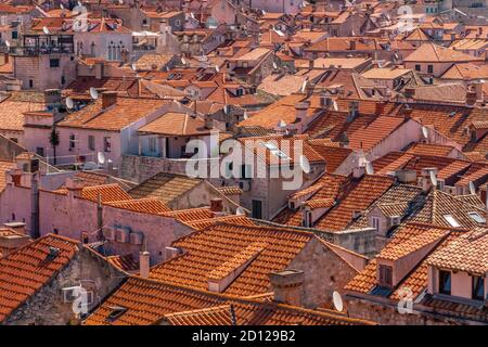 Die historischen Architekturen in der Altstadt von Dubrovnik, Kroatien, Blick von der Stadtmauer. Stockfoto
