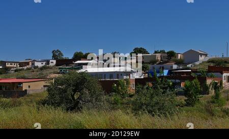 Windhoek, Namibia - 05/05/2018: Häuser am Rande des Township Katutura (Otjiherero Sprache: 'Der Ort, wo die Menschen nicht leben wollen'). Stockfoto