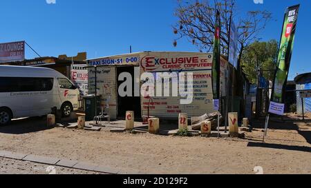 Windhoek, Namibia - 05/05/2018: Kleiner Laden namens 'Exclusive' (z.B. Schilderdruck, Computerdienste) in der Wellblechhütte in der Gemeinde Katutura. Stockfoto
