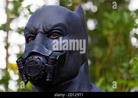 Umea, Norrland Schweden - 5. September 2020: Batman mit Atemmaske im Wald Stockfoto