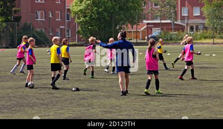 Umea, Norrland Schweden - 7. Juni 2020: Kinder üben Fußball im Sportunterricht Stockfoto