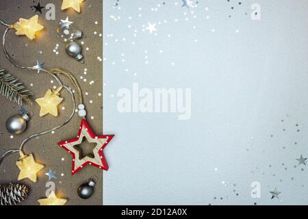 Zweifarbiger festlicher Hintergrund mit weihnachtsdekorationen und leuchtenden Sternenleuchten Girlande Stockfoto