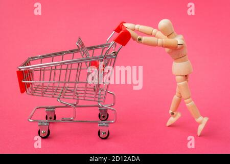 Holzmann schob einen leeren Einkaufskorb Stockfoto