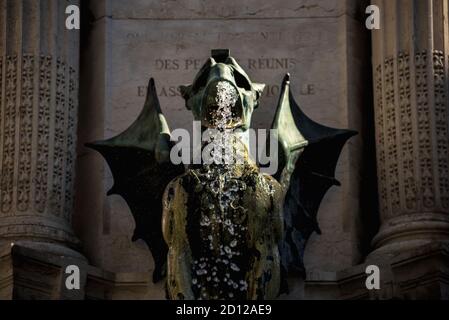 Griffon Skulptur in Brunnen von drei Aufträgen Stockfoto