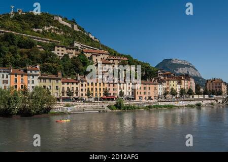 Grenoble City Panoramablick vom Fluss Isere Stockfoto