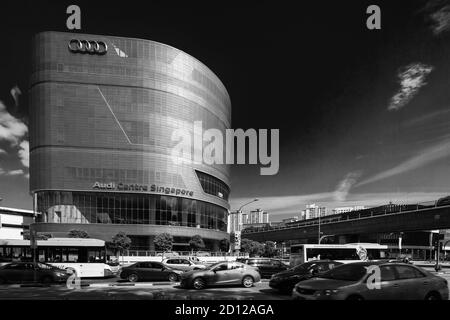 Schwarz-Weiß-Ansicht des Gebäudes des Audi Centers, das aus Büros und Showrooms besteht, Singapur. Stockfoto