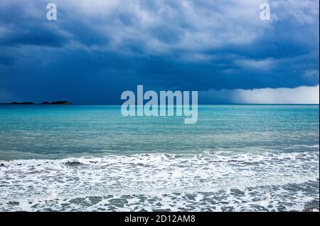 26. September 2020, Griechenland, Lixouri: Blick vom Strand Xi im Süden der Halbinsel Paliki in Kefalonia über das Ionische Meer. Im Hintergrund sind Gewitterwolken am Himmel zu sehen. Foto: Jens Kalaene/dpa-Zentralbild/ZB Stockfoto