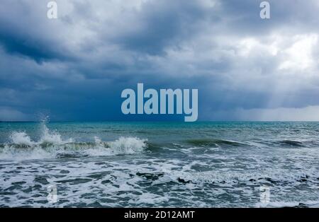 26. September 2020, Griechenland, Lixouri: Blick vom Strand Xi im Süden der Halbinsel Paliki in Kefalonia über das Ionische Meer. Im Hintergrund sind Gewitterwolken am Himmel zu sehen. Foto: Jens Kalaene/dpa-Zentralbild/ZB Stockfoto