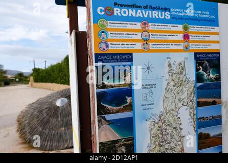 26. September 2020, Griechenland, Lixouri: Am Strand Xi im Süden der Halbinsel Paliki in Kefalonia am Ionischen Meer gibt es einige Anweisungen zur Prävention des Corona-Virus und entsprechende Hygienemaßnahmen am Zugang zum Strand. Foto: Jens Kalaene/dpa-Zentralbild/ZB Stockfoto