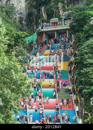 Kuala Lumpur, Malaysia - 2. Dezember 2019: Reisende erklimmen die farbenfrohe Treppe zu einem hindu-Tempel in einer Höhle in den Bergen in der Nähe von Kuala Lumpur, Mala Stockfoto