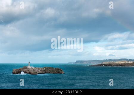 Mouro Leuchtturm von der Halbinsel Magdalena, Bucht von Santander, Spanien Stockfoto