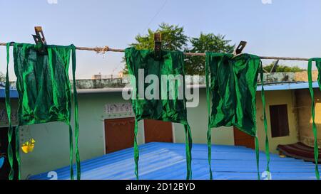 Hygienemaske hängt nach dem Waschen an der Ablage im Freien Für Sauberkeit und Hygiene während des Covid-19-Virus-Ausbruchs Stockfoto