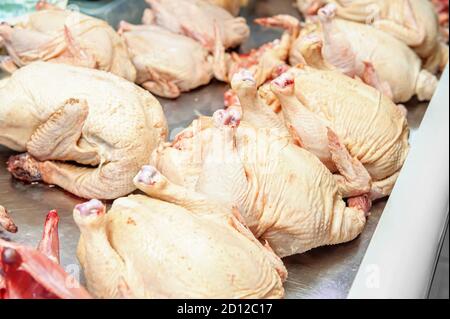 Frisch hausgemachtes Hühnerfleisch auf der Theke des Fleisch-Pavillons, rohes Hühnerfleisch in der Markttheke verkauft. Stockfoto