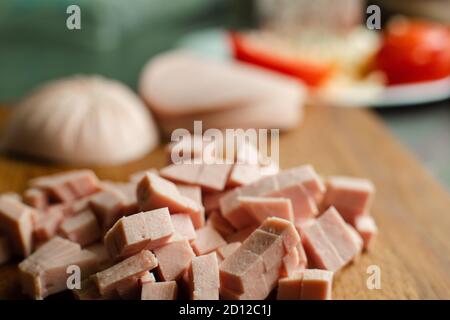 Ein kleiner Stapel von geschnittener Wurst zum Kochen auf einem Holztisch Stockfoto