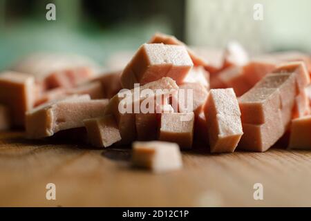 Ein kleiner Stapel von geschnittener Wurst zum Kochen auf einem Holztisch Stockfoto