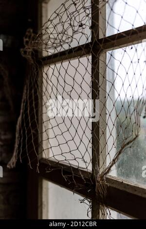 Fischernetz am Fenster Stockfoto