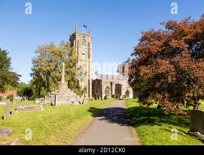 Kirche von Saint Andrew und mittelalterlichen Kirchhof stehend Kreuz, Chew Magna, Somerset, England, Großbritannien Stockfoto