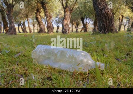 26. März 2019, Kartal Eco Park, Orlovka Village, Ukraine, Osteuropa: KARTAL ECO PARKI, ORLOVKA DORF, RENI RAION, ODESSA OBLAST, UKRAINE - 03. SEPTEMBER 2020: Plastik und andere Abfälle von Touristen geworfen verschmutzt Parks. Umweltverschmutzung durch Plastikmüll (Bild: © Andrey Nekrasov/ZUMA Wire) Stockfoto