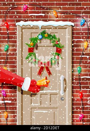 Weihnachtliche Türdekoration. Glocke in der Hand des weihnachtsmannes. Eingang zum Vorstadthaus mit Kranz, Girlande Lichter dekoriert. Weihnachtsgrüße. Neujahr und Weihnachtsfeier. Flache Vektorgrafik Stock Vektor