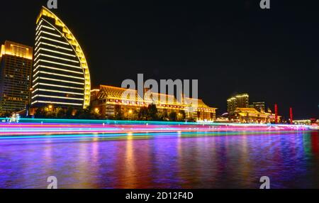 (201005) -- TIANJIN, 5. Oktober 2020 (Xinhua) -- das Foto vom 2. Oktober 2020 zeigt die Nachtlandschaft in Tianjin, Nordchina. (Xinhua/Sun Fanyue) Stockfoto