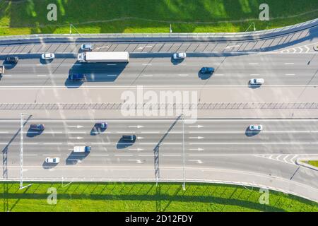 Autos fahren auf städtischen Verkehr Straße Markup, Luftaufnahme von oben Stockfoto
