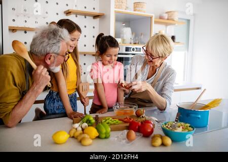 Glückliche Großeltern Spaß mal mit Kindern zu Hause Stockfoto