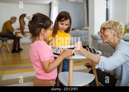 Glückliche Großeltern Spaß mal mit Kindern zu Hause Stockfoto