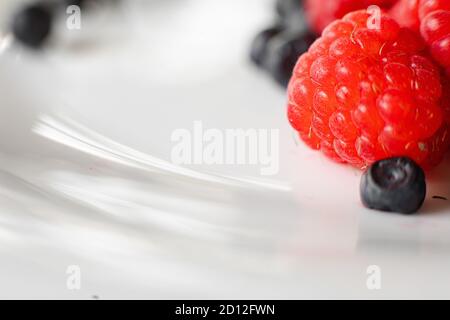 Zwei verschiedene Arten auf Beeren auf weißem Teller Stockfoto