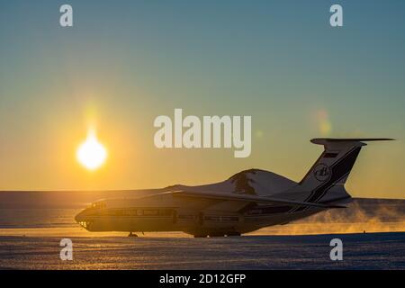 Antarktis, Novolazarevskaya Station 23. April 2020: Ein Transport- und Frachtflugzeug Wolga-Dnepr IL 76 wird auf einem Eisfeld in der Antarktis, ta, beladen Stockfoto