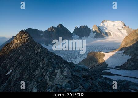 Geographie / Reisen, Frankreich, dauphin, Wanderer vor dem Barre des Ecrins, Nationalpark Ecrins, Additional-Rights-Clearance-Info-not-available Stockfoto