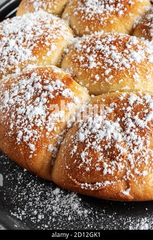 Köstliche hausgemachte Schokolade Brioche auf dem Teller Stockfoto