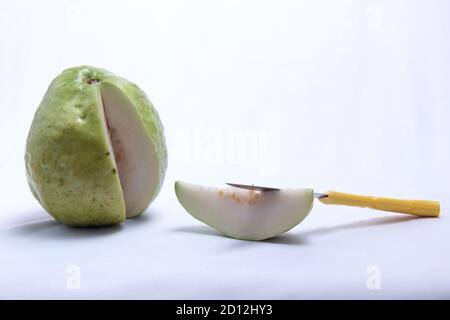 Kleines Messer und frische weiße Guava Stücke mit isoliertem Weiß Hintergrund Stockfoto