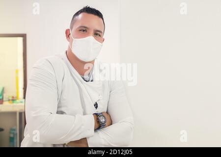 Eine Nahaufnahme eines Arztes, der eine Sanitäranlage trägt Maske Stockfoto