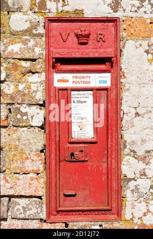 Priority Postbox Aufkleber auf alten roten viktorianischen Briefkasten in Ramsbury, Wiltshire, England, UK Stockfoto