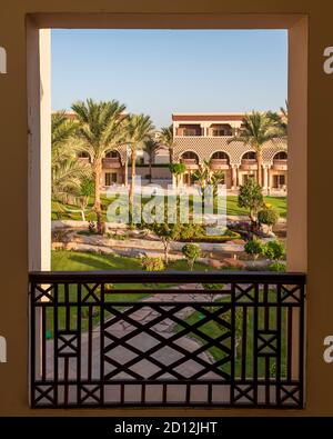 Blick vom Balkon auf den Garten mit Palmen und Blumen in Hurghada, Ägypten Stockfoto