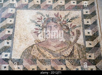 Paphos Zypern Haus Von Dionysos Vier Jahreszeiten Römisches Mosaik Herbst Gekrönt Mit Früchten Und Beeren Und Tragen Pruning Messer. Paphos, Zypern. Stockfoto