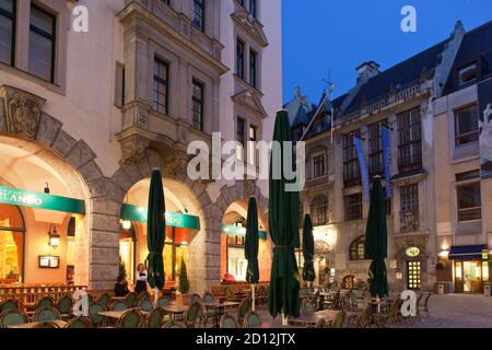 Geographie / Reisen, Deutschland, Bayern, München, Einwohner von München Platzl mit Schuhbecks Orlando, BAV, Additional-Rights-Clearance-Info-Not-available Stockfoto