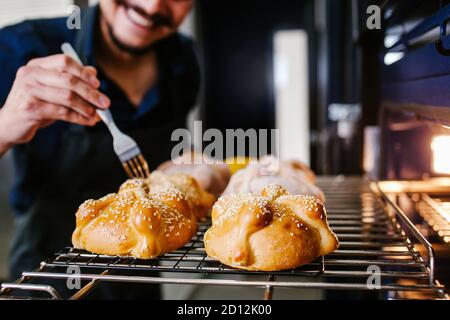 Mexikanisches Brot der Toten genannt Pan de muerto traditionell Aus Mexiko an halloween Stockfoto