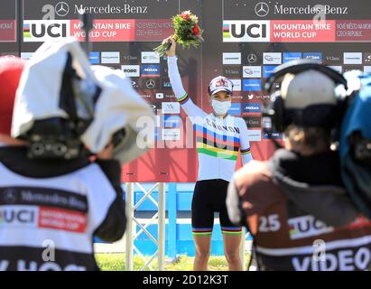 Pauline Ferrand-Prevot aus Frankreich feiert am 4. Oktober 2020 beim Mountainbike-Weltcup-Langlaufevent in Nove Mesto na Morave, Tschechien, auf dem Podium nach der Elite-Kategorie der Frauen. (CTK Photo/Libor Plihal) Stockfoto