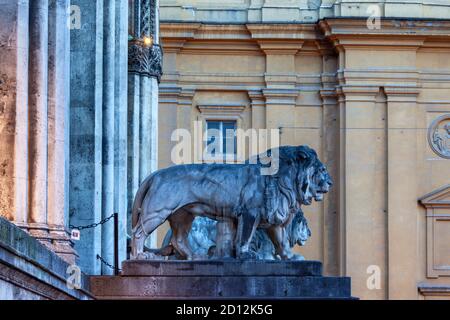 Geographie / Reisen, Deutschland, Bayern, München, Löwe außerhalb der Feldherrenhalle am Odeonsplatz (s, Additional-Rights-Clearance-Info-Not-available Stockfoto