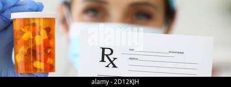 Apotheker hält Medizin und Rezept in der Hand. Stockfoto