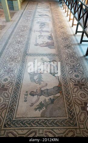 Haus von Dionysos, Paphos: Raum 16 vier Tafelmosaik bestehend aus Pyramios & Thisbe, Dionysos, Acme & Icarios, Poseidon & Amymone und Apollo & Daphne. Stockfoto